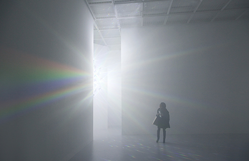 TOKUJIN YOSHIOKA_Spectrum — Resonant rainbows radiate from prisms