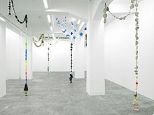 袴田京太朗 「煙人- Scatter」他 2009 写真提供:ギャラリーαM 撮影:山本糾