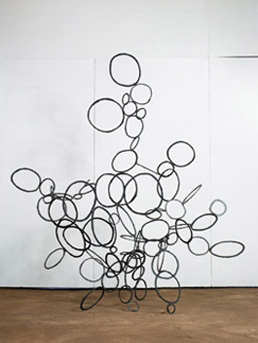 青木野枝 空の粒子 2009-II　2009 コルテン鋼　158×104×165cm 撮影：山本糾