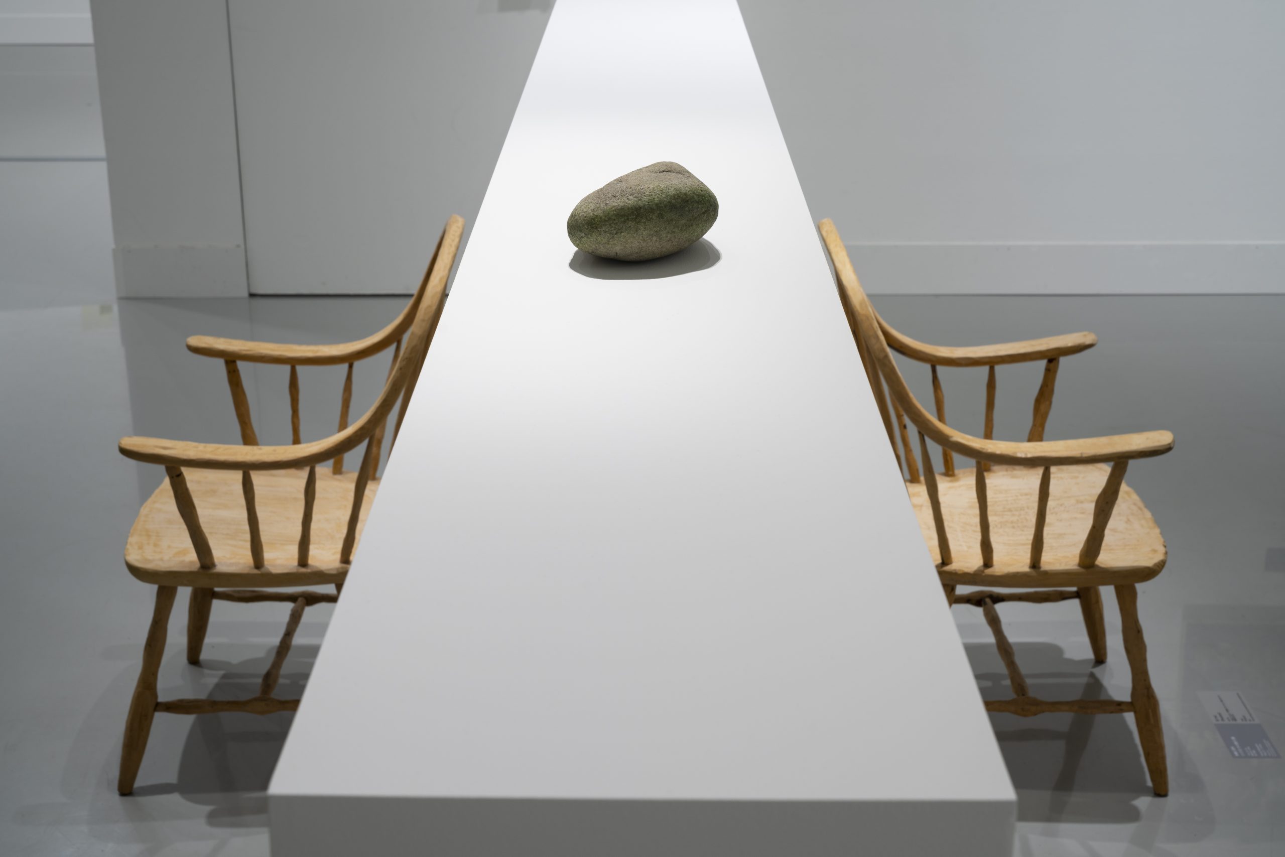 ［mé］《matter α #Ⅶ》 2021 sand, stone, rock particles, etc、  《position》　2021 2 chairs from 《Hagu２》 by Genpei Akasegawa 