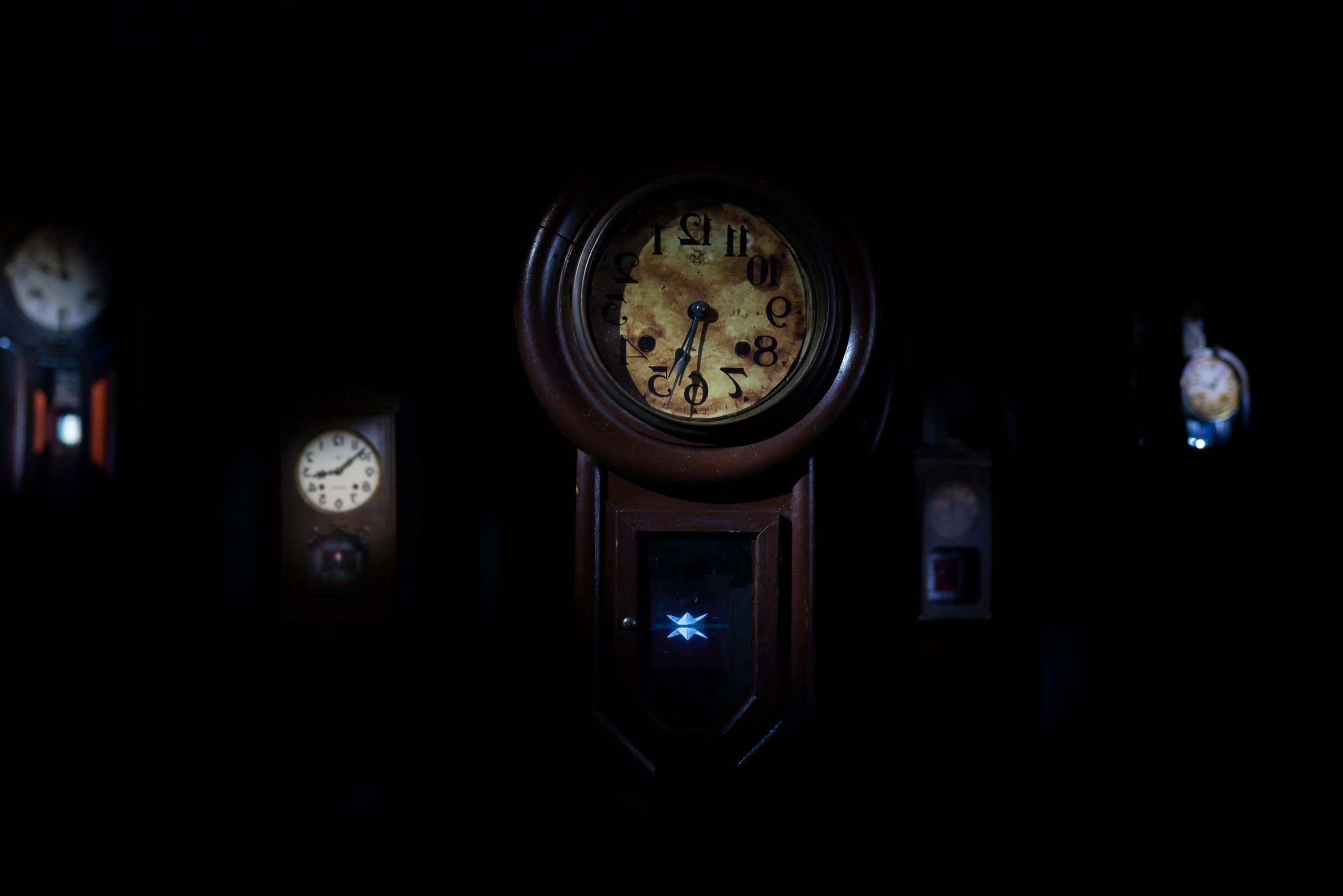 SakasaGoto -Inverted Ordinary Life-, 2022 old clocks, video  Installation 