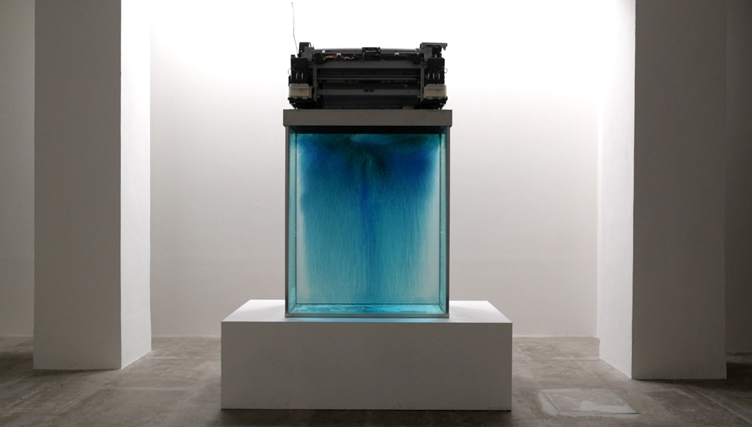Soul Reclaim Device （“A portrait of my departed sister” ）  2018　Water tank, water, inkjet printer, PC, etc Gallery αM 